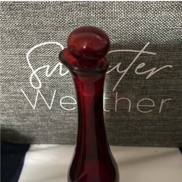 Vintage Avon Empire Green Decanter/Bud Vase and Ruby Red Bud Vase. Set of Two. - Picture 9 of 11